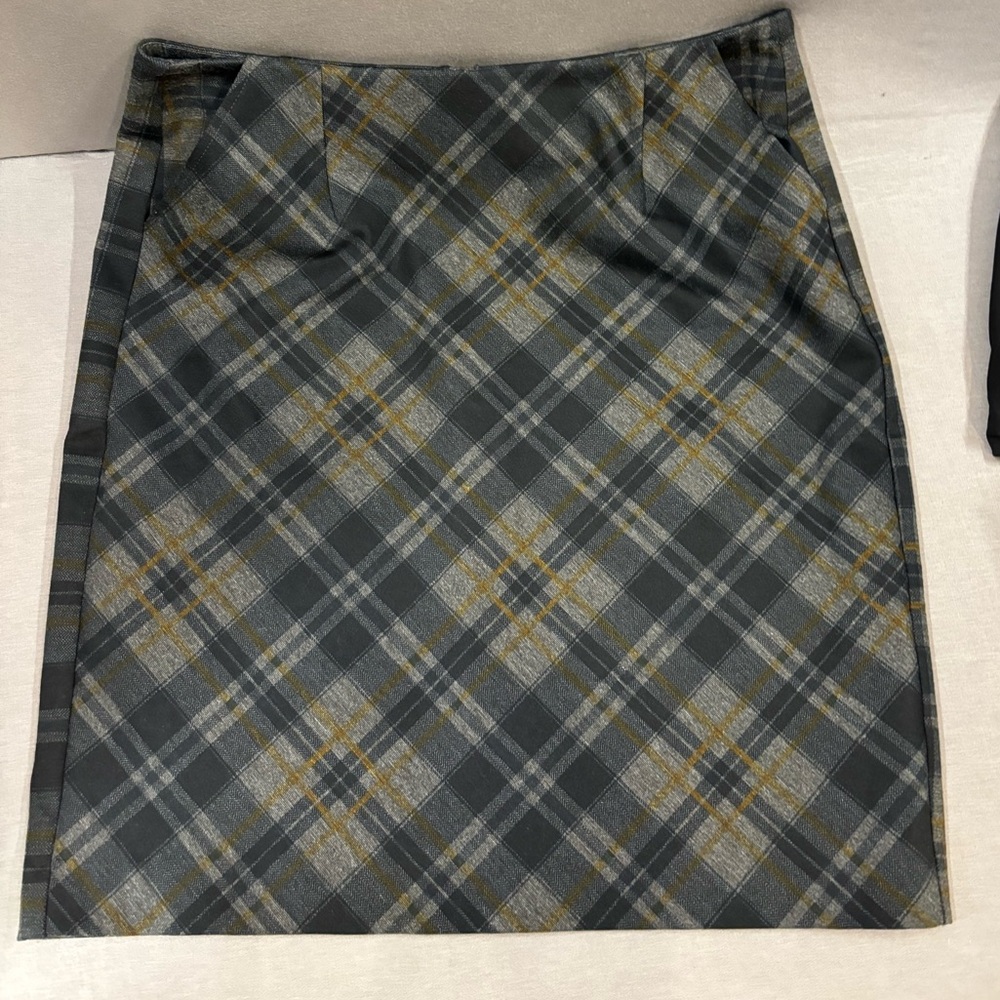 Cabi tartan plaid skirt size 8 like new pockets office business church modest